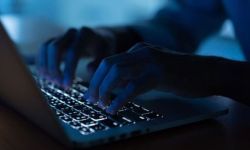 خدعت الضحايا باسم "محارب الابتزاز".. الأمن الوطني يطيح بمديرة الصفحة بالجرم المشهود